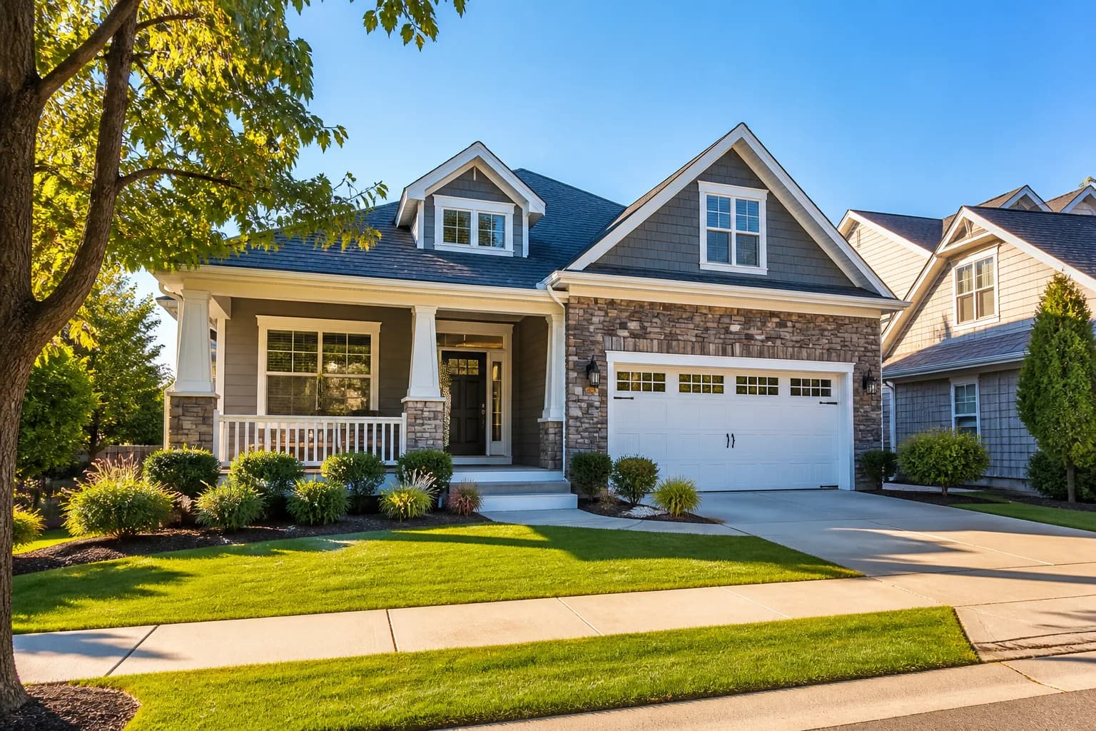 Real estate classified app with property listings and location search